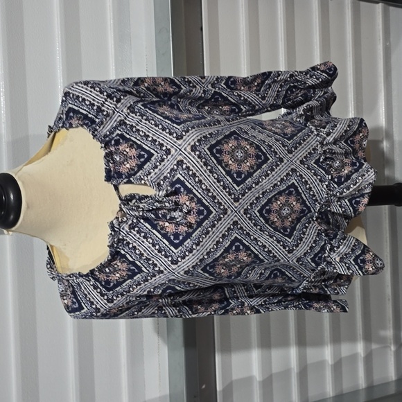 Absolutely Famous Blue and Pink Geometric Long SleeveBlouse Size Medium - Picture 3 of 14